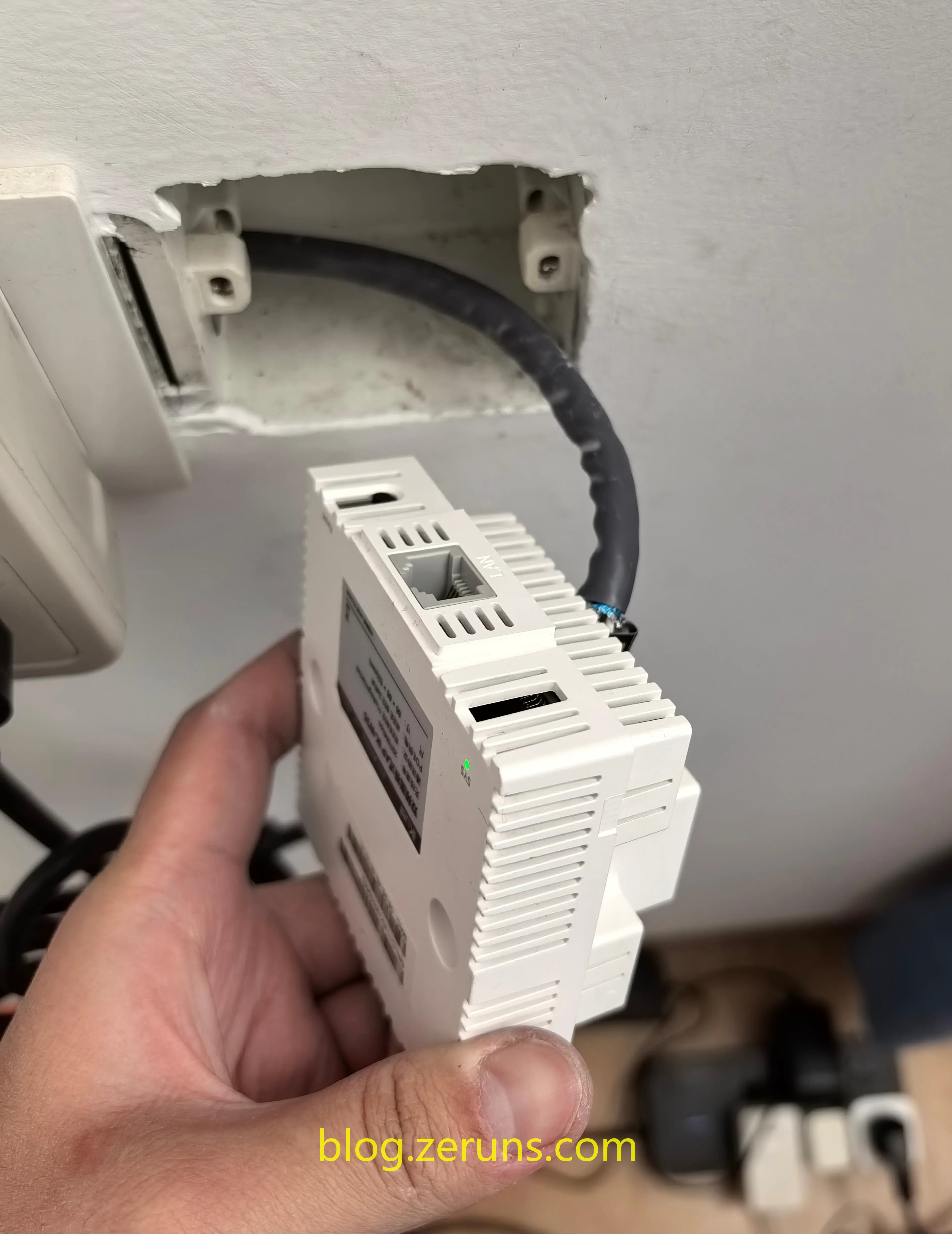 iKuai IK-W35 In-Wall AP Unboxing Review and Teardown: Dual-Band WiFi 6 AX3000 with 2.5G Port